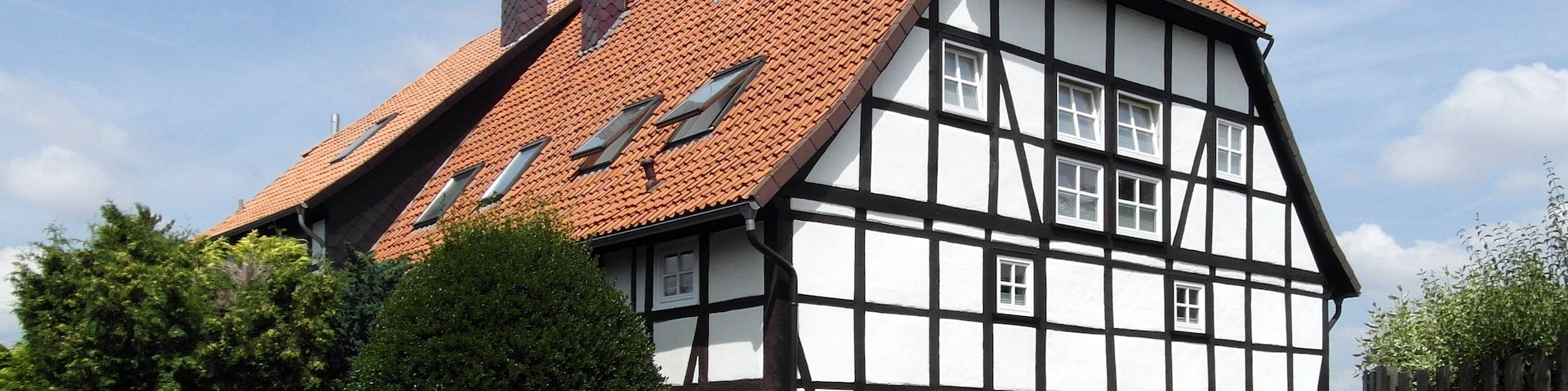 Im Gebäude Stoppstraße 20 im Barsinghäuser Stadtteil Egestorf befand sich bis 1867 die Bergwerksverwaltung für den gesamten Deister. Es wurde im ersten Drittel des 19. Jahrhunderts erbaut. Das Haus wurde auch als Forsthaus genutzt.