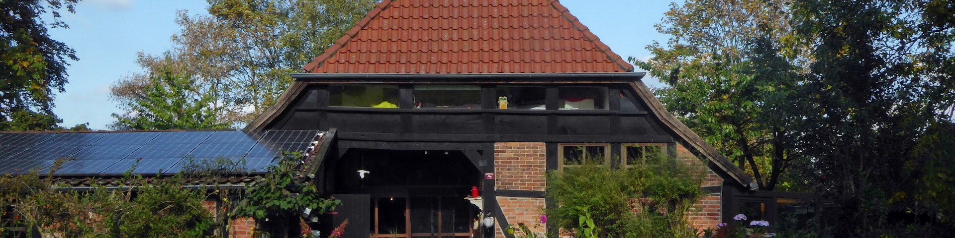 Beinhorn, Am Brink 5: Die alte Dorfschule, heute ein Wohnhaus, steht unter Denkmalschutz.