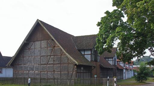 Das Baudenkmal Alter Posthof am Amboßweg 10 in Schillerslage (Burgdorf) wurde 1784 errichtet. Es ist das Geburtshaus von Philipp Carl Sprengel (1787 - 1859). Der Postkutschenbetrieb wurde 1860 eingestellt.