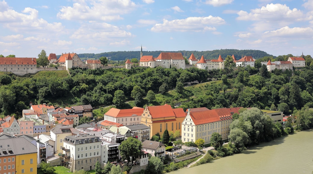 Südostansicht des dritten (tw.), vierten und fünften Vorhofes bzw. des nördlichen Bereichs der Burg zu Burghausen in der deutschen Herzogstadt Burghausen im oberbayerischen Landkreis Altötting.