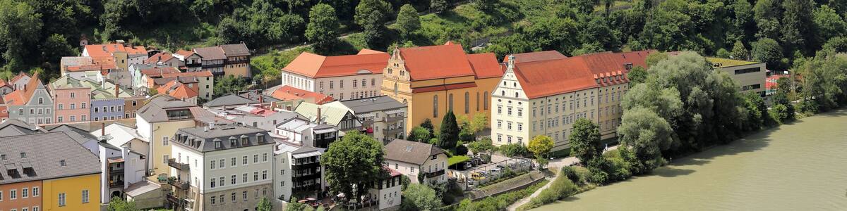 Südostansicht des dritten (tw.), vierten und fünften Vorhofes bzw. des nördlichen Bereichs der Burg zu Burghausen in der deutschen Herzogstadt Burghausen im oberbayerischen Landkreis Altötting.