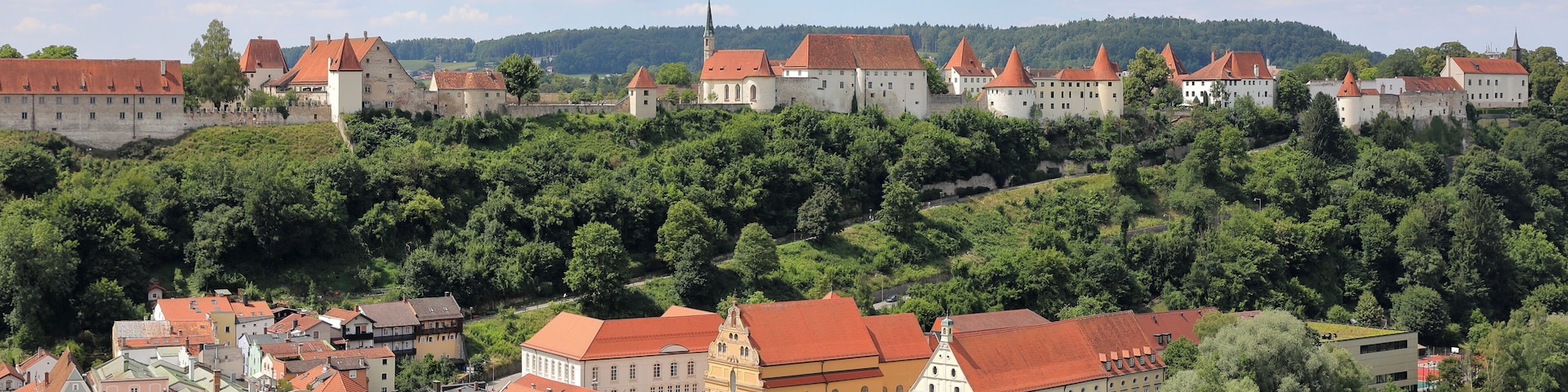 Südostansicht des dritten (tw.), vierten und fünften Vorhofes bzw. des nördlichen Bereichs der Burg zu Burghausen in der deutschen Herzogstadt Burghausen im oberbayerischen Landkreis Altötting.