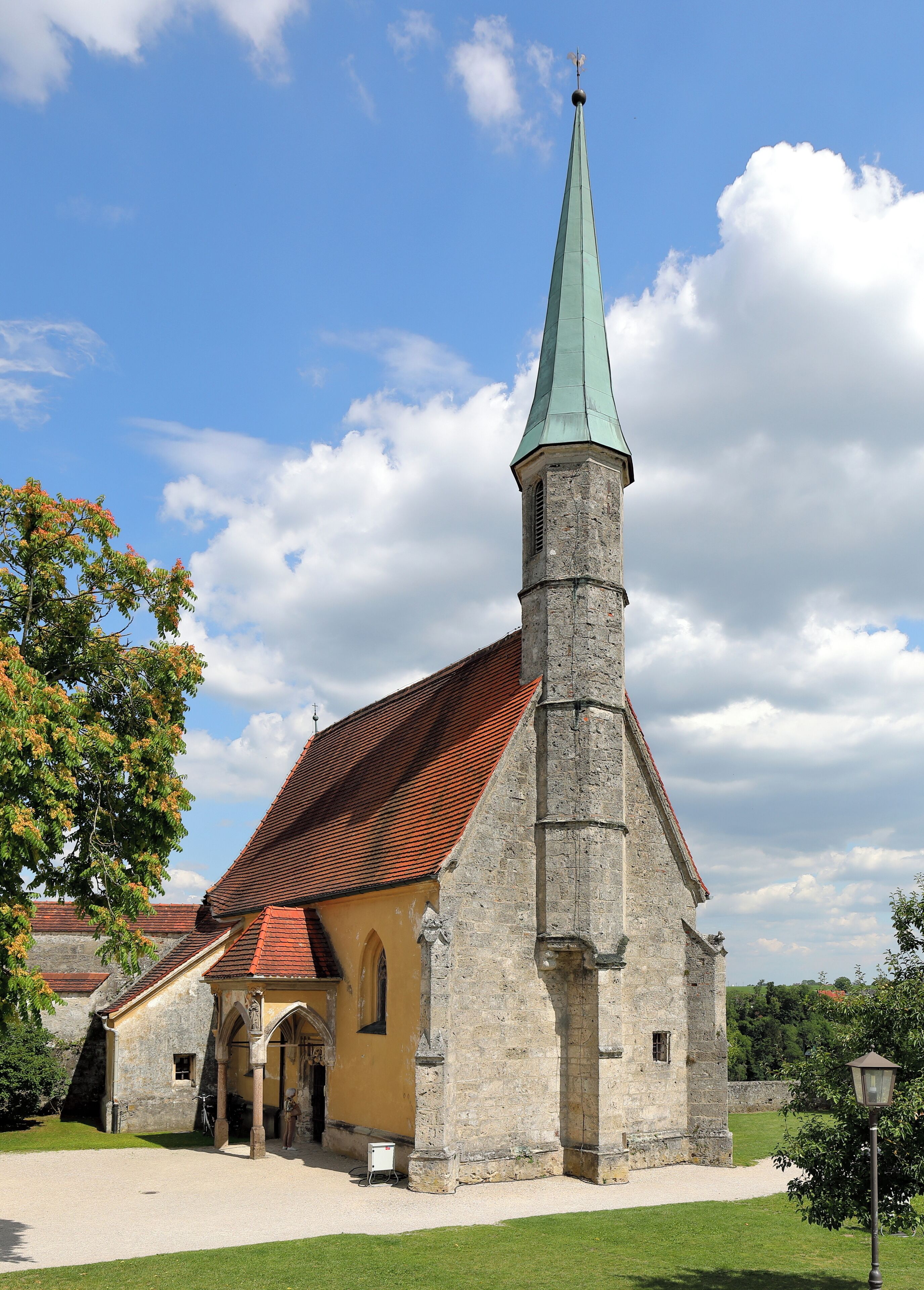 Die aus dem Ende des 15. Jahrhunderts stammende Hedwigskapelle bzw. äußere Burgkapelle St. Maria im vierten Vorhof der Burg zu Burghausen in der deutschen Herzogstadt Burghausen im oberbayerischen Landkreis Altötting.