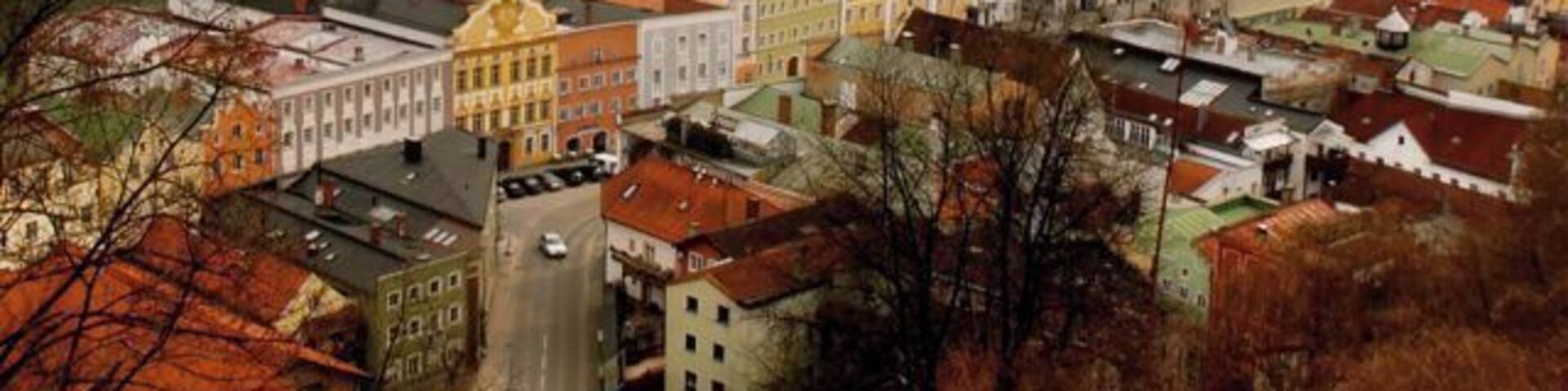 I came to Burghausen to visit the longest castle in Europe, I left thinking it’s one of the prettiest Old Towns in all of Bavaria!
Burghausen is located in Upper Bavaria, just over 110km from Munich. Back in the day it was a key player in the salt trade. Today its #1 attraction is its castle. It's a great place to explore on foot, so bring your walking shoes!