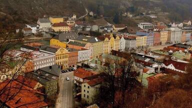 I came to Burghausen to visit the longest castle in Europe, I left thinking itâs one of the prettiest Old Towns in all of Bavaria!
Burghausen is located in Upper Bavaria, just over 110km from Munich. Back in the day it was a key player in the salt trade. Today its #1 attraction is its castle. It's a great place to explore on foot, so bring your walking shoes!