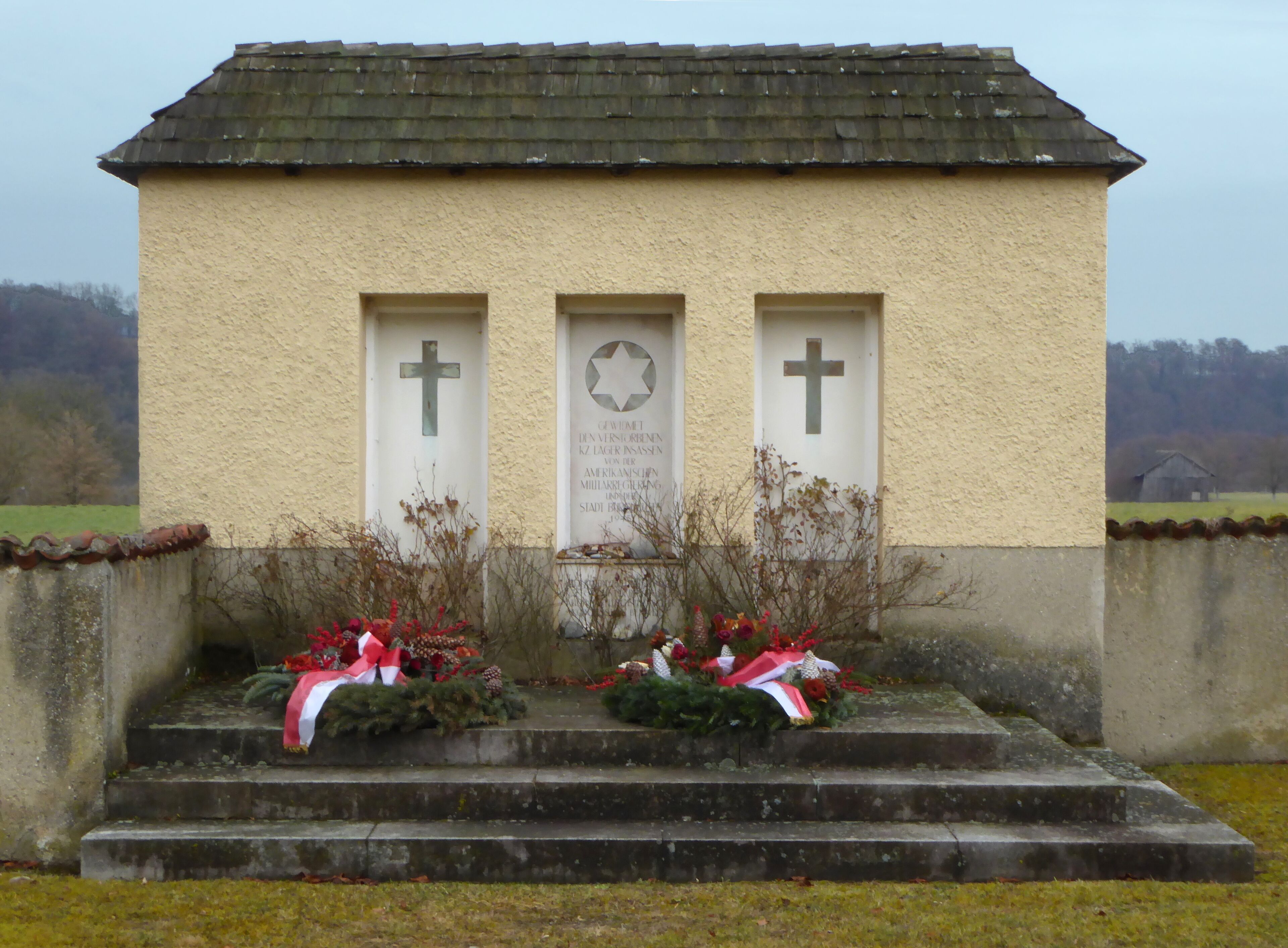 Gedenkstätte im Friedhof für Opfer der KZ-Außenstelle Mettenheimer Hart in Burghausen.