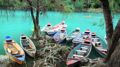 Las lanchas te llevan a distintas cascadas.