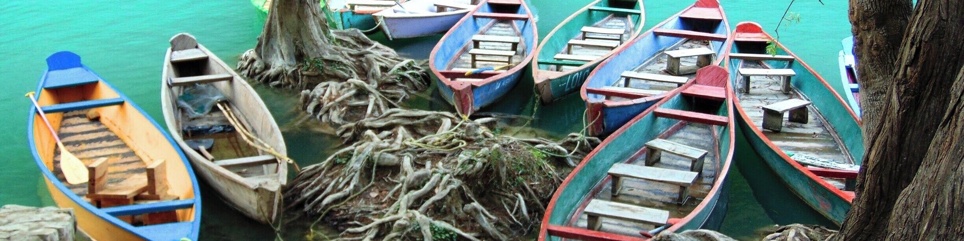 Las lanchas te llevan a distintas cascadas.