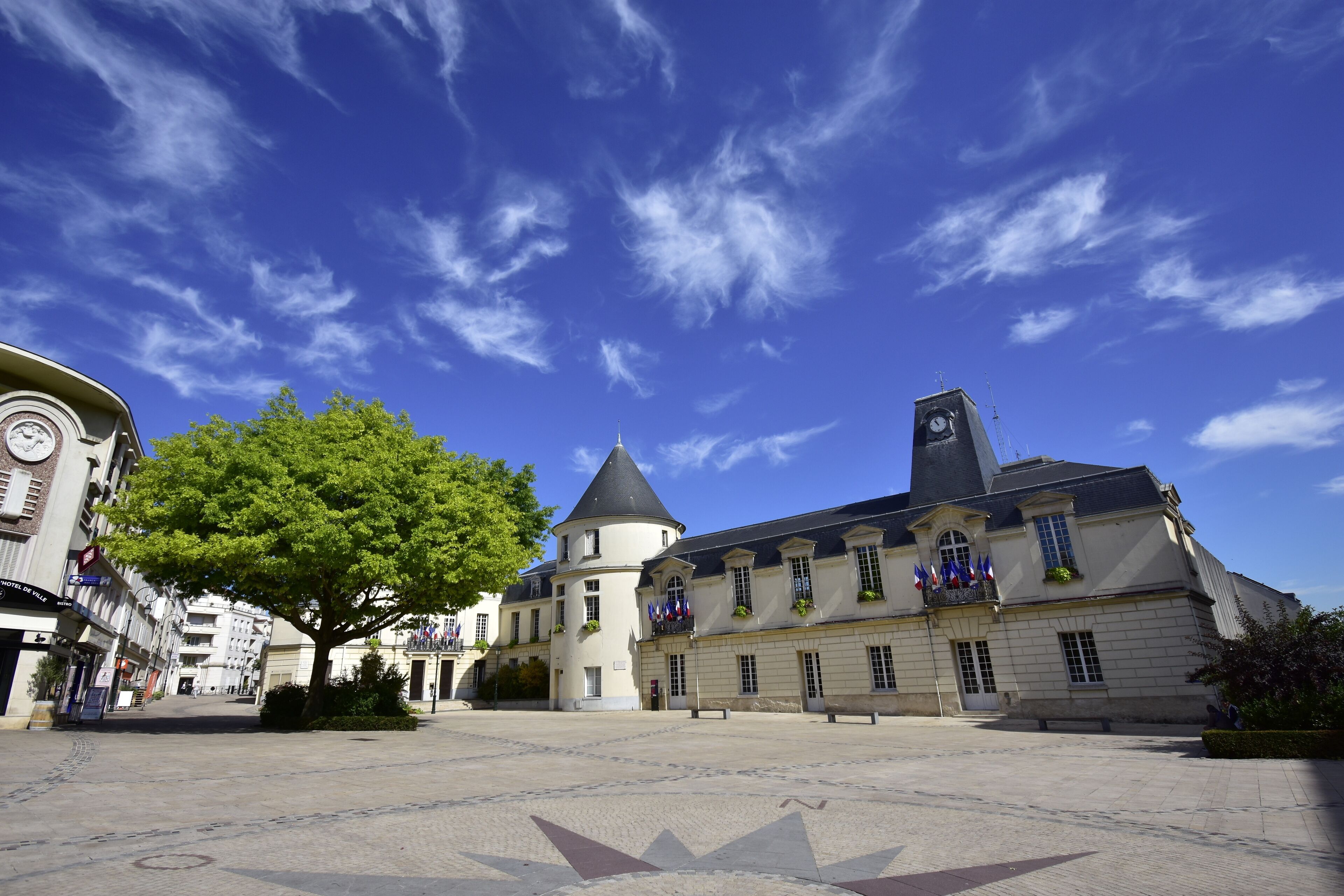 Mairie de Clamart, France, grand angle avec beau ciel bleu