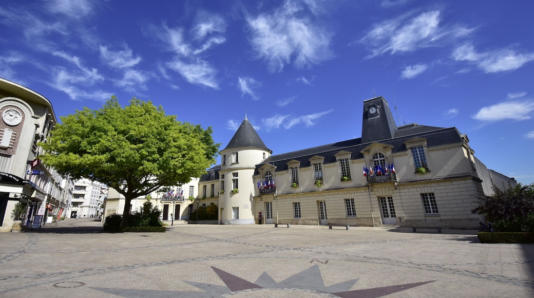 Mairie de Clamart, France, grand angle avec beau ciel bleu