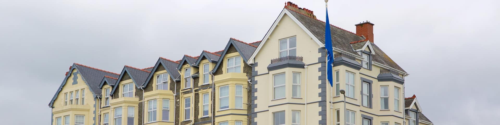Criccieth showing heritage architecture and a house