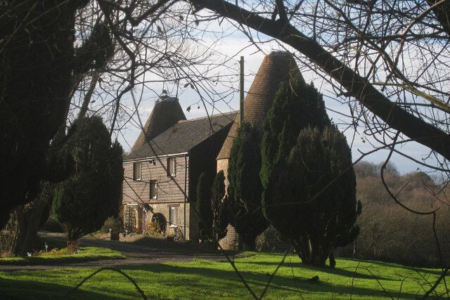 Oast House at Hourne Farm, Steel Cross, Crowborough, East Sussex Twin round kiln oast house. A kiln to each end of stowage, both missing cowls.