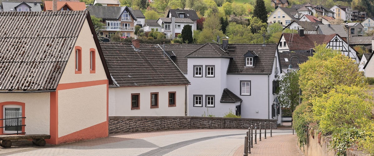 Blick in das Zentrum von Schalkenmehren bei Daun in der Eifel