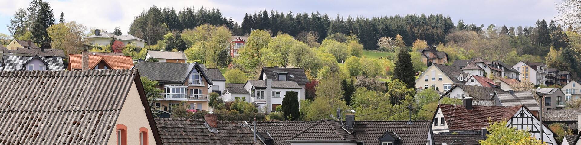 Blick in das Zentrum von Schalkenmehren bei Daun in der Eifel