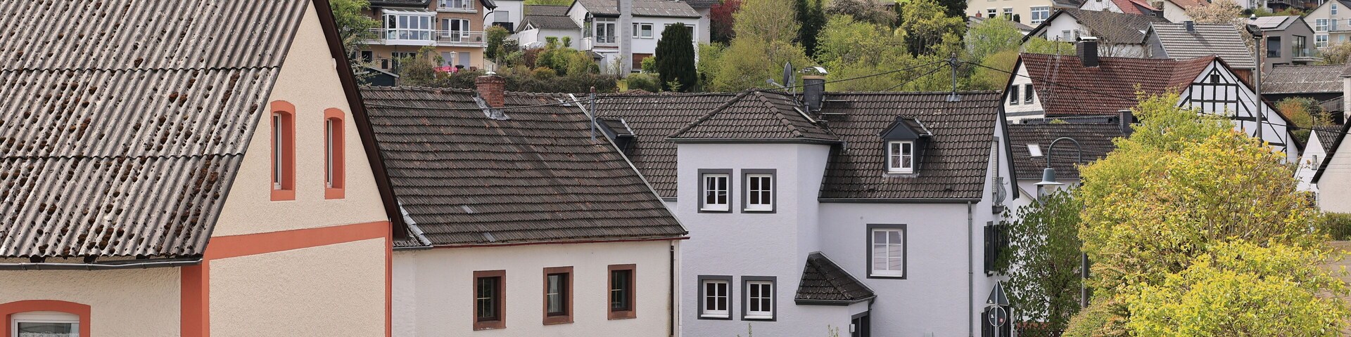 Blick in das Zentrum von Schalkenmehren bei Daun in der Eifel