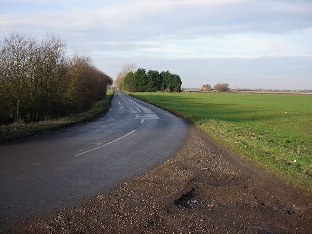 Station Road Large hedges around the houses are common in the Fens.