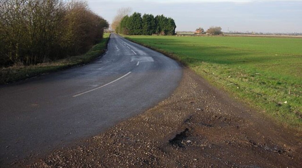 Station Road Large hedges around the houses are common in the Fens.