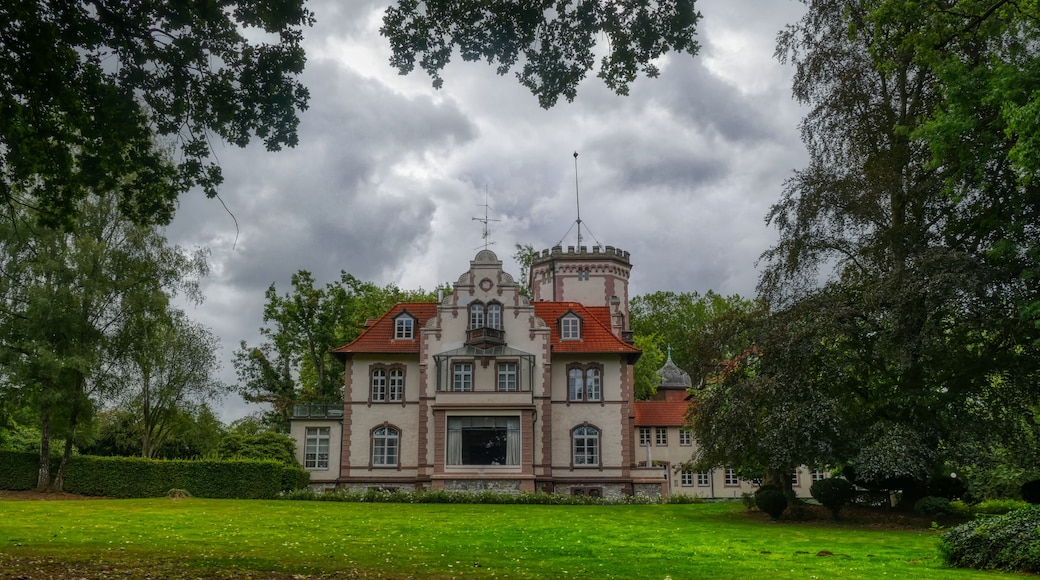 Park und historisches Forsthaus in einem Landschaftsgarten bei Erkrath