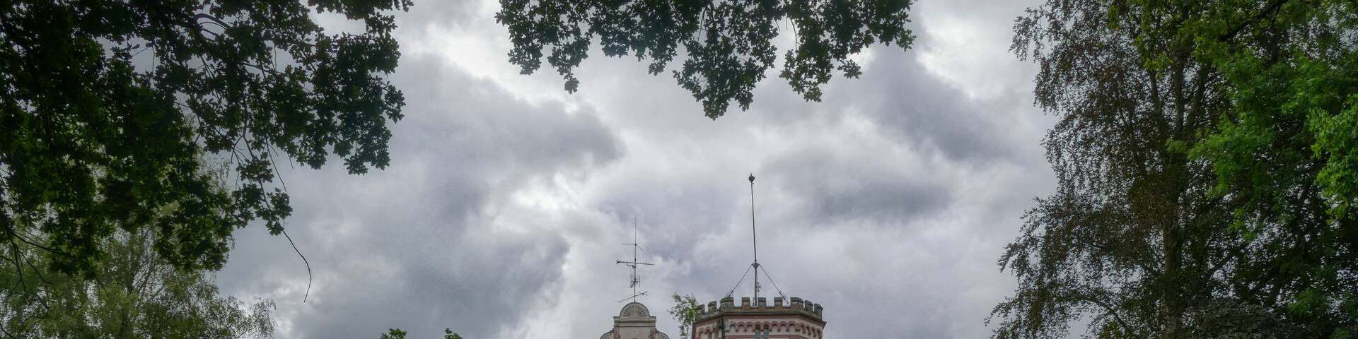 Park und historisches Forsthaus in einem Landschaftsgarten bei Erkrath