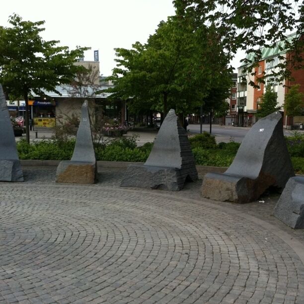 De levandes cirkel av den franska skulptören Eric Therét.