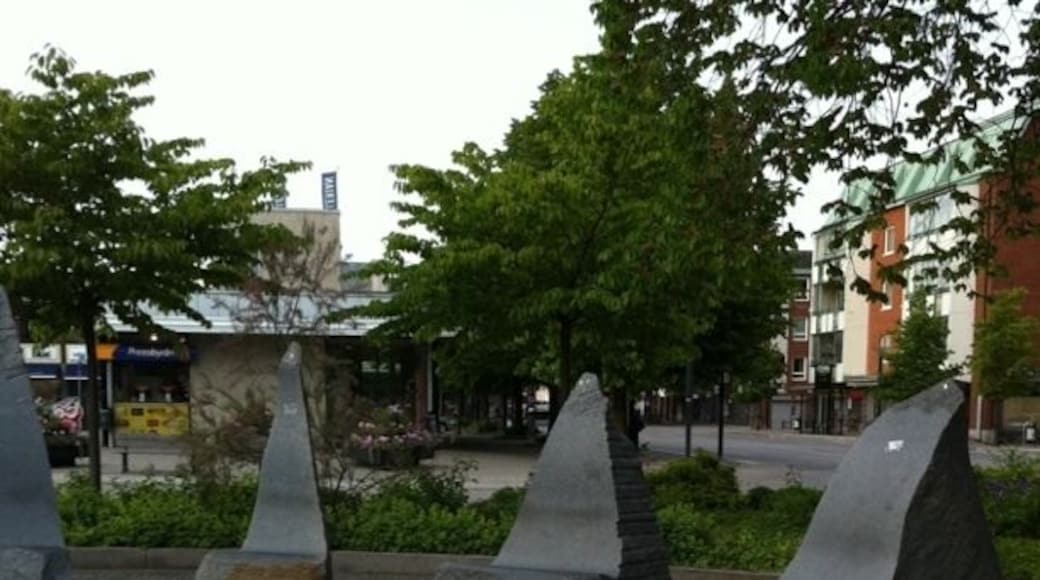 De levandes cirkel av den franska skulptören Eric Therét.