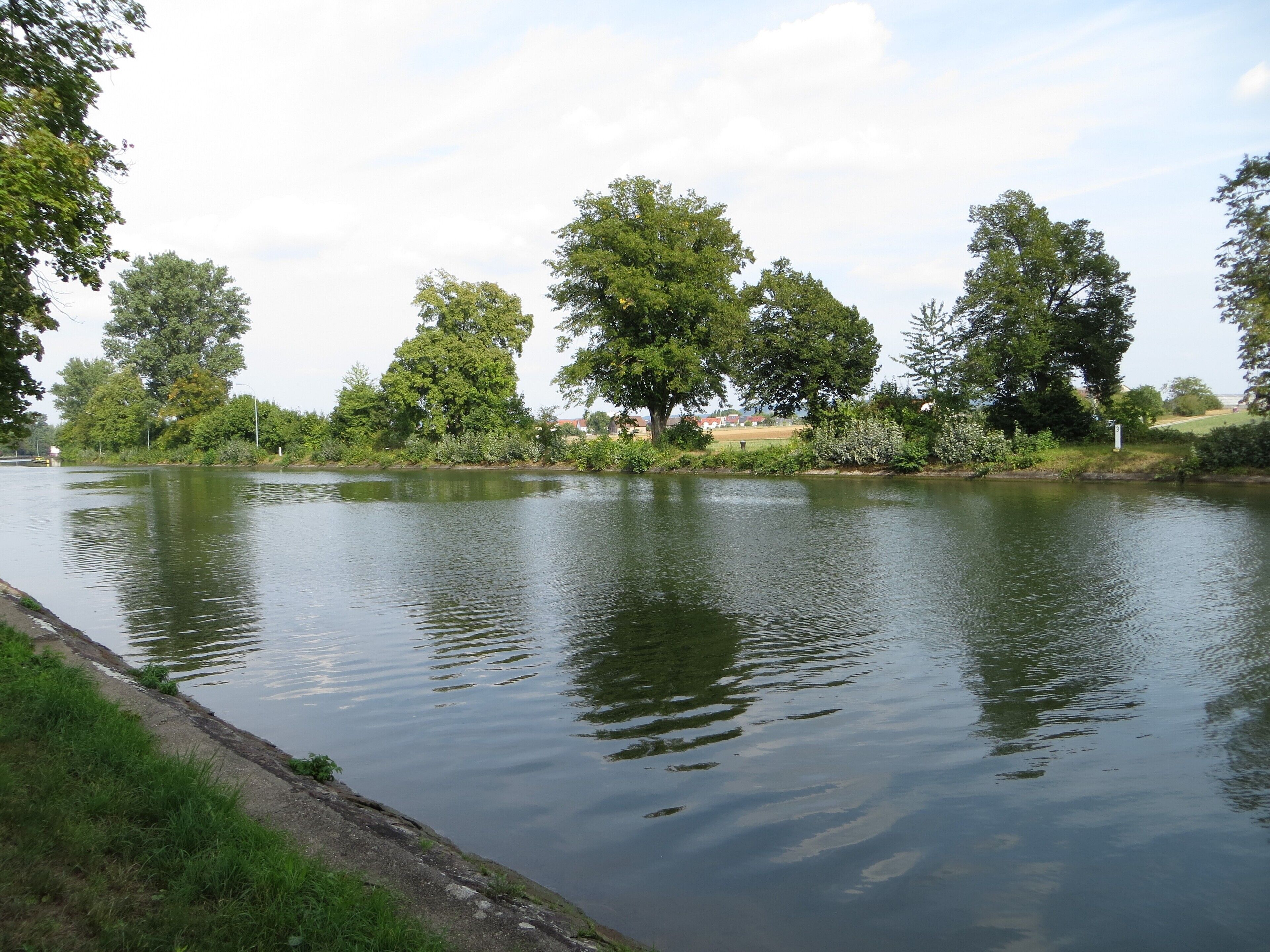 Der Neckar-Seitenkanal Horkheim südlich der Schleuse Horkheim, Blickrichtung Norden