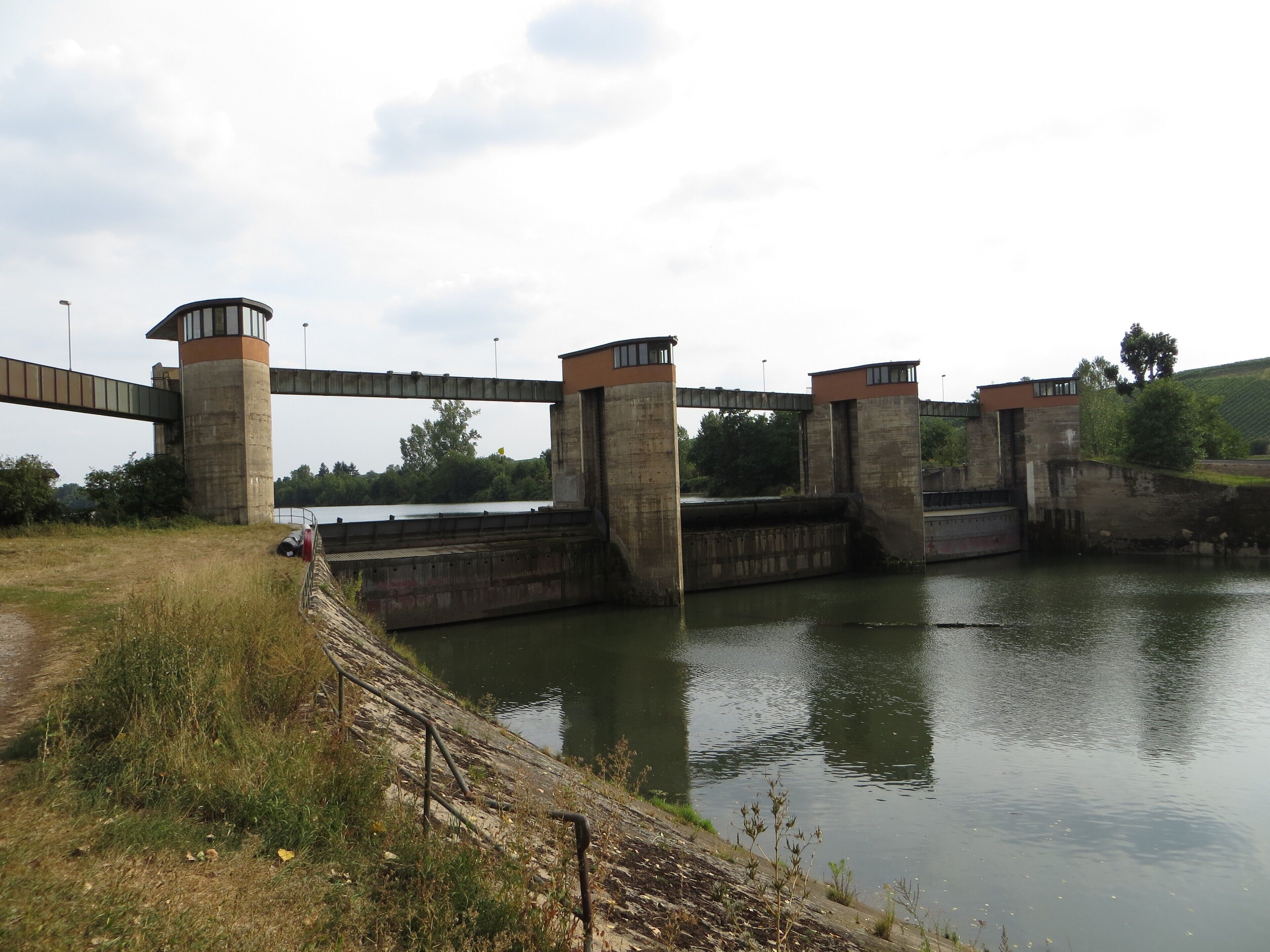 Blick von Norden auf das Stauwehr Horkheim am südlichen Ende des dortigen Neckar-Altarms