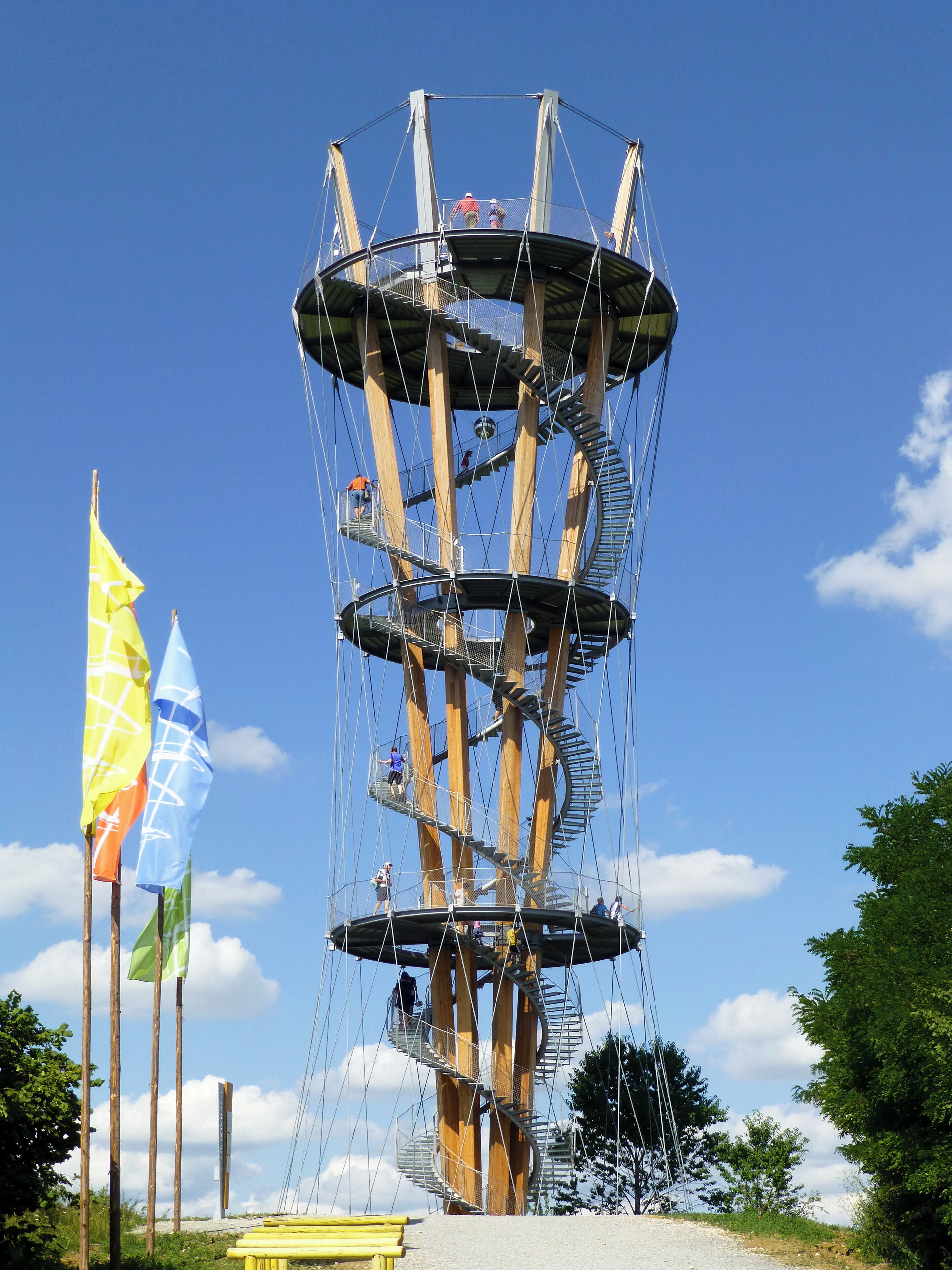 Una torre alta con varios niveles y una escalera en espiral.