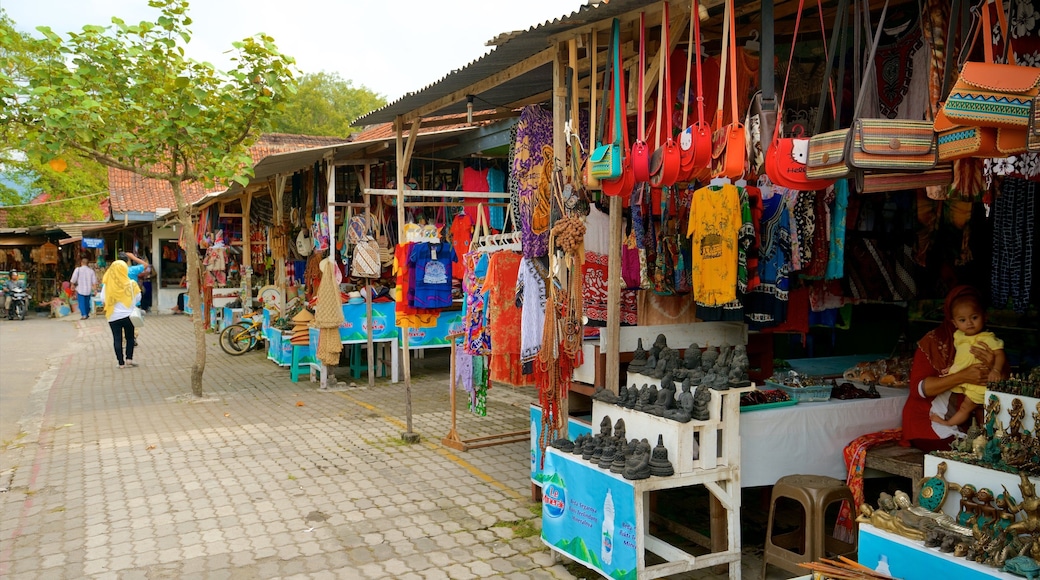 Candi Mendut which includes markets