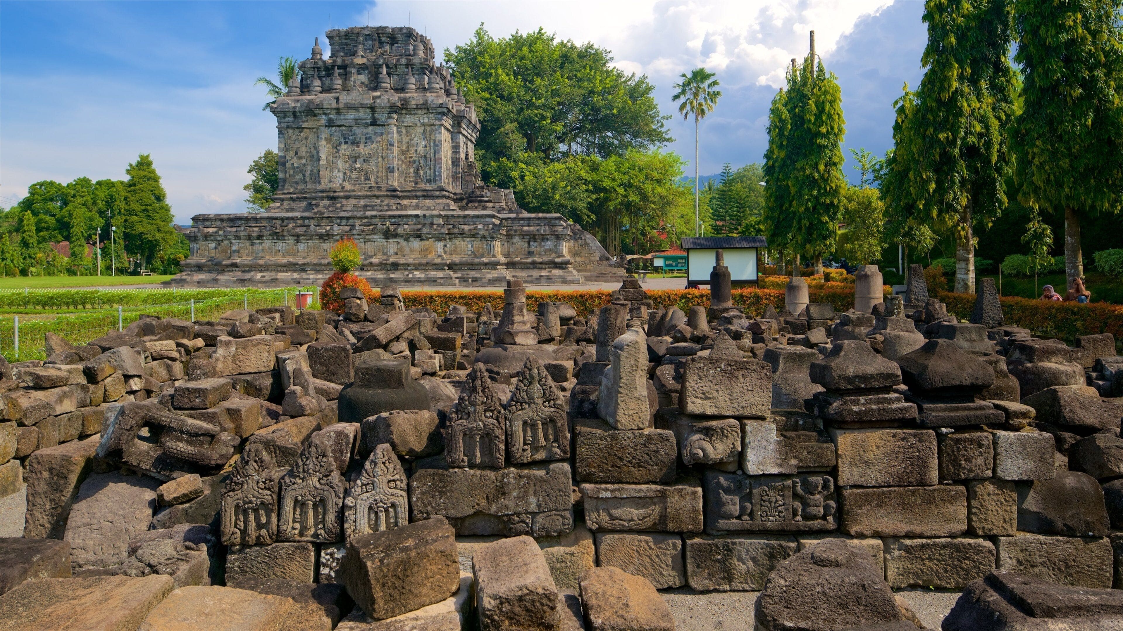 Candi Mendut featuring heritage architecture and a ruin