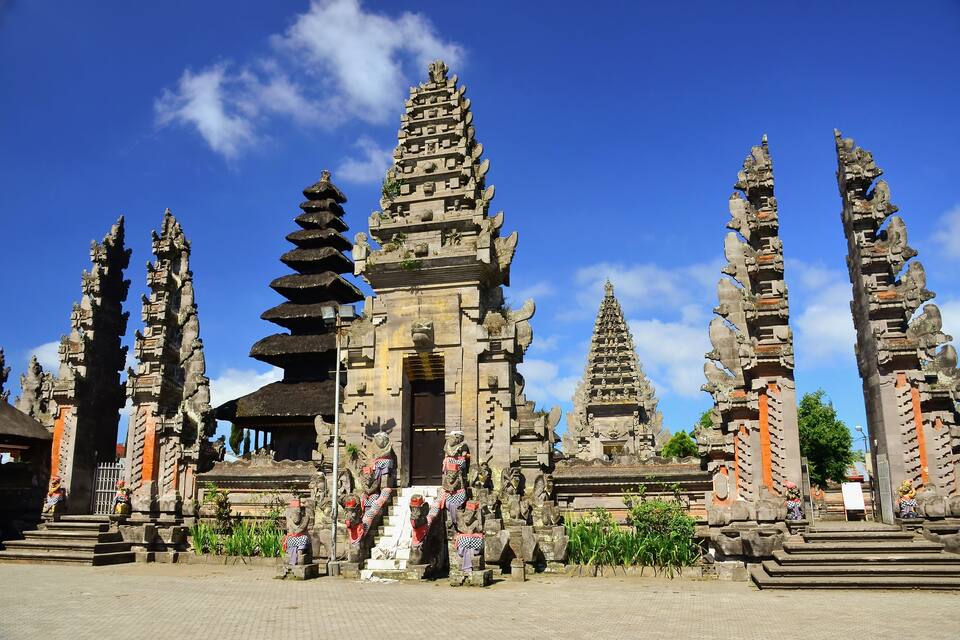 Un temple doté de structures à plusieurs niveaux et de statues.