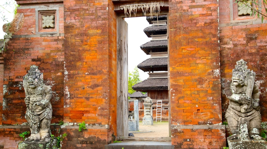 Mataram qui includes temple ou lieu de culte et patrimoine architectural