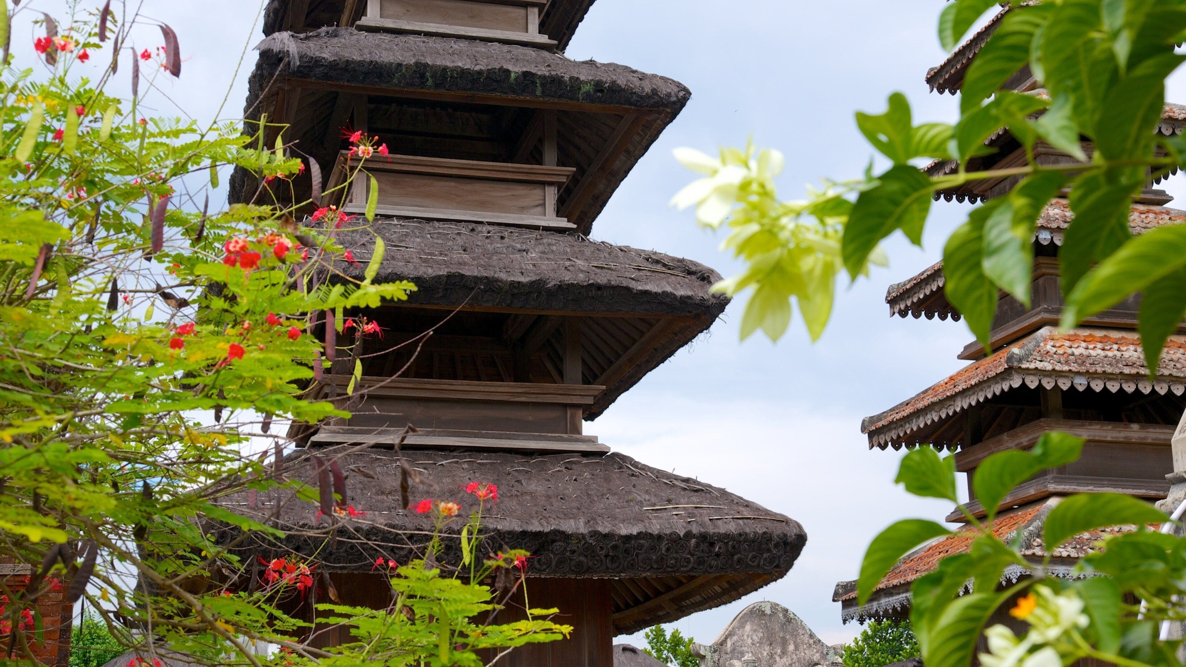 Pura Meru showing a temple or place of worship