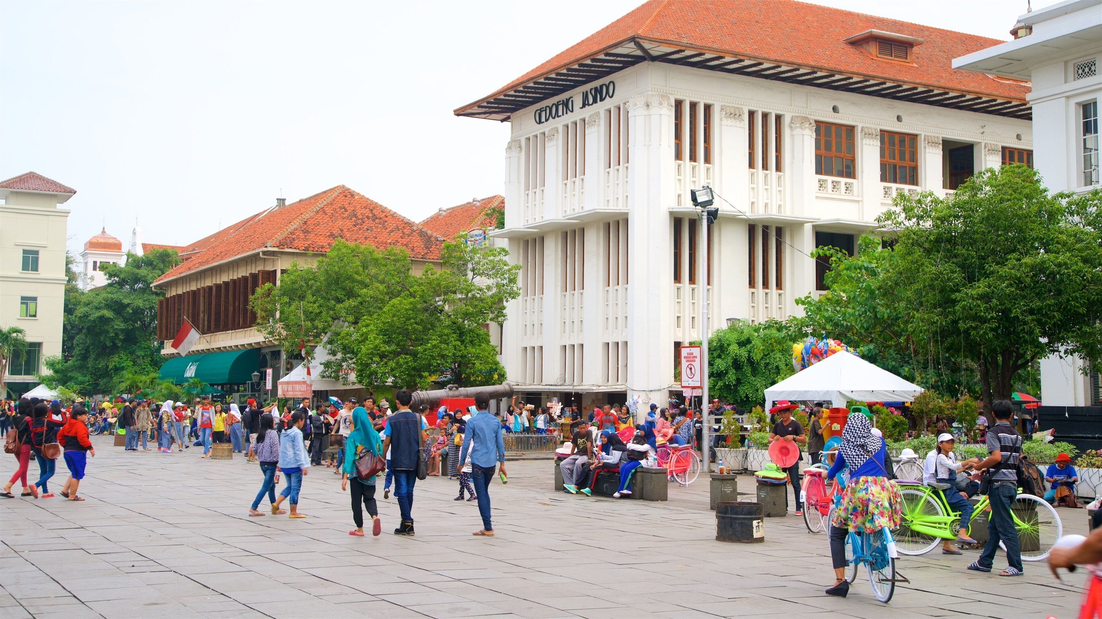 Gamle Jakarta som omfatter en plads eller et torv