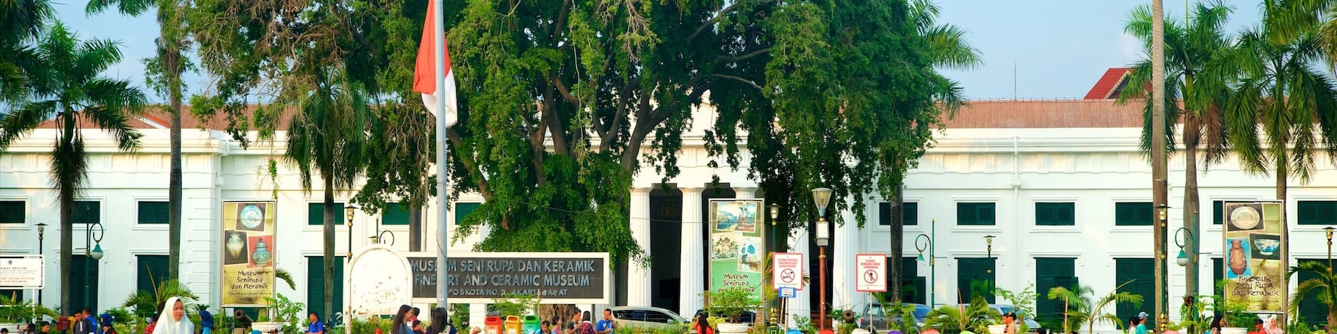 Vieja Yakarta ofreciendo ciclismo de carretera y un parque o plaza