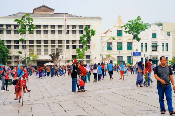 Old Jakarta showing a square or plaza as well as a large group of people