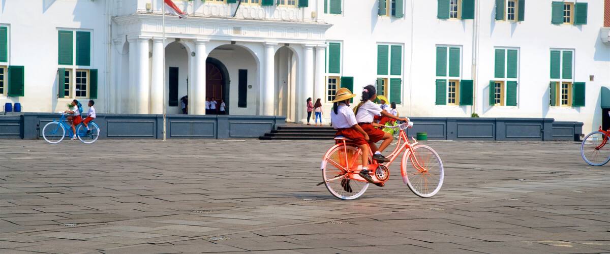 West-Java mit einem Platz oder Plaza, Geschichtliches und Straßenradfahren