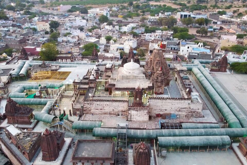Vue aérienne d’un ensemble de temples comprenant de nombreux dômes et flèches, entouré de bâtiments résidentiels.