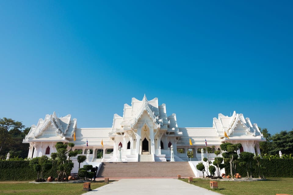 Un templo blanco con arquitectura ornamentada y una entrada central.