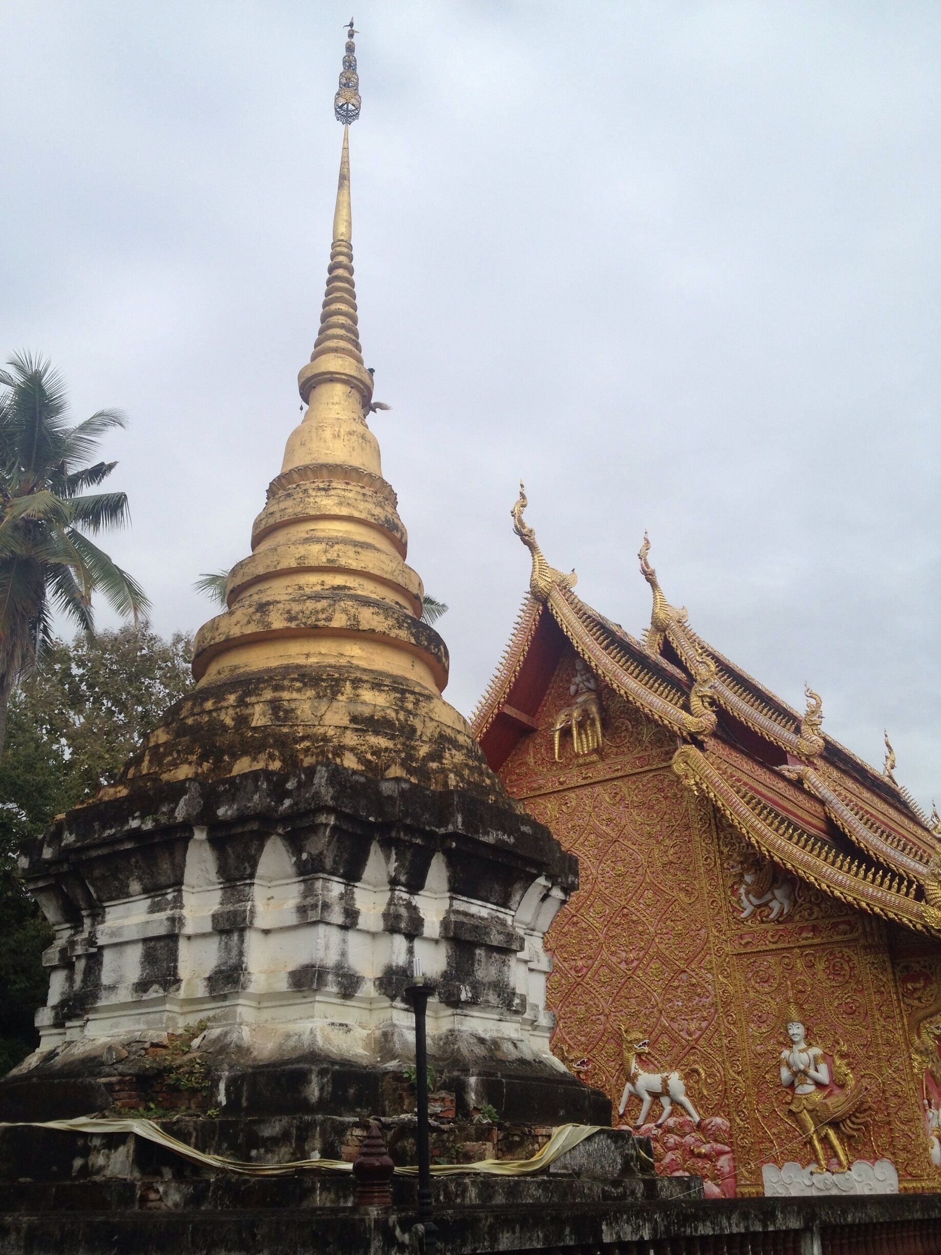 วัดพระธาตลำปางหลวง ไกลจาก อ. เมืองประมาณ 20 กว่ากิโล ไปยังอำเภอ เกาะคา 