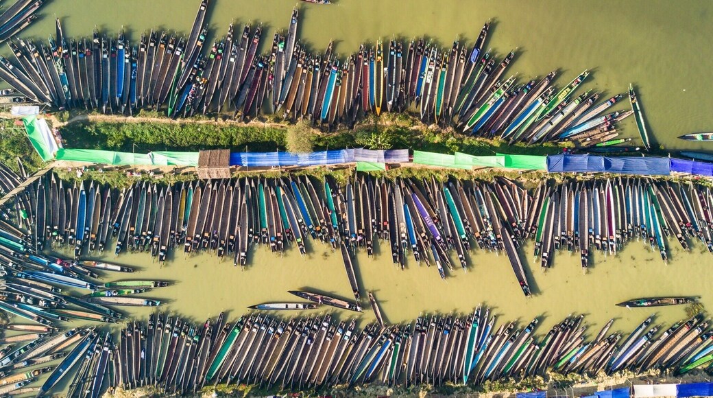 To go to the local Market in Nampan in the southeastern corner of Inke Lake is an incredible experience. This aerial shot shows all the longboat „parked“ for the market. Don’t miss it, but get there early around 7-730am. You just might be the only tourist at that time... #AboveItAll