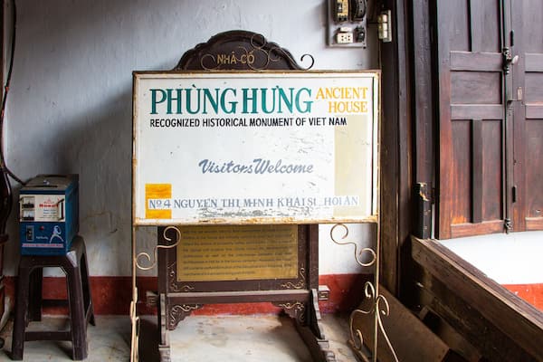 Schild für das Phung Hung Alte Haus, ein historisches Denkmal in Vietnam.