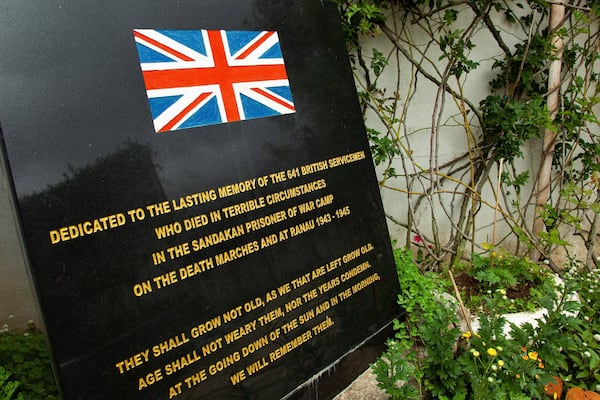 Eine Gedenktafel mit einer britischen Flagge und Text, der den 641 britischen Soldaten gewidmet ist, die im Sandakan Kriegsgefangenenlager und in Ranau zwischen 1943 und 1945 starben.