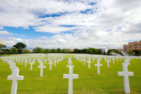 Manila featuring a memorial and a cemetery