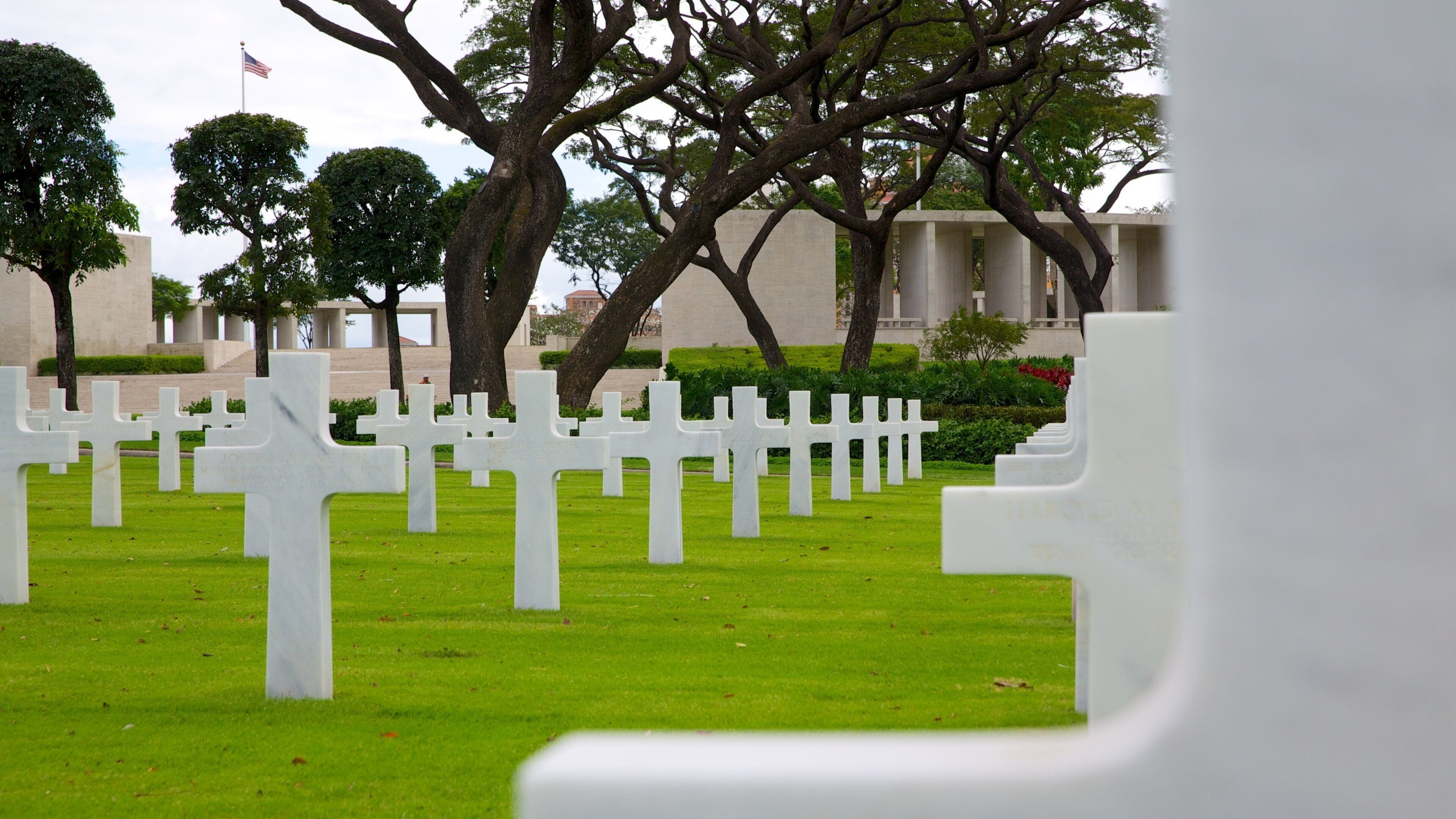 Manila showing a cemetery and a memorial