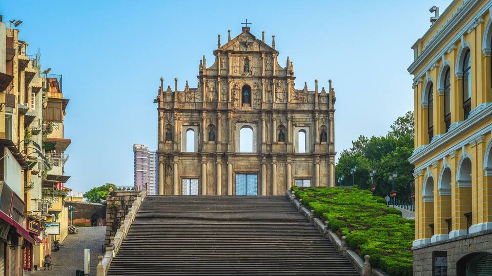 Una catedral histórica con una gran fachada, una torre de campanas y una escalera que lleva a ella.