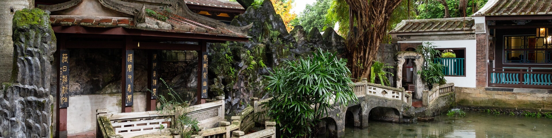 Lin Family Mansion & Garden which includes a pond and heritage elements