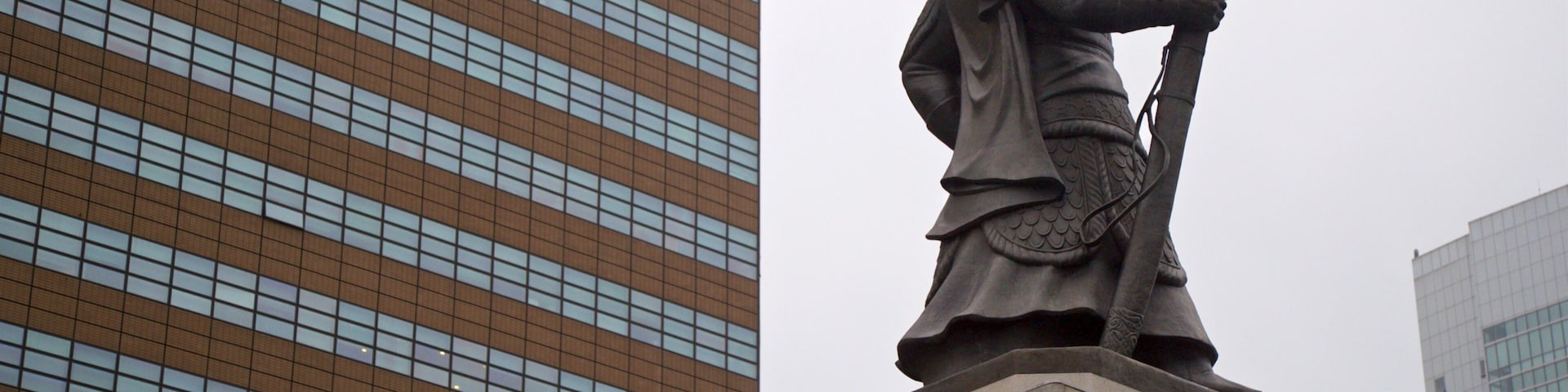 Admiral Yi Sun-Sinâs Statue showing heritage elements and a statue or sculpture