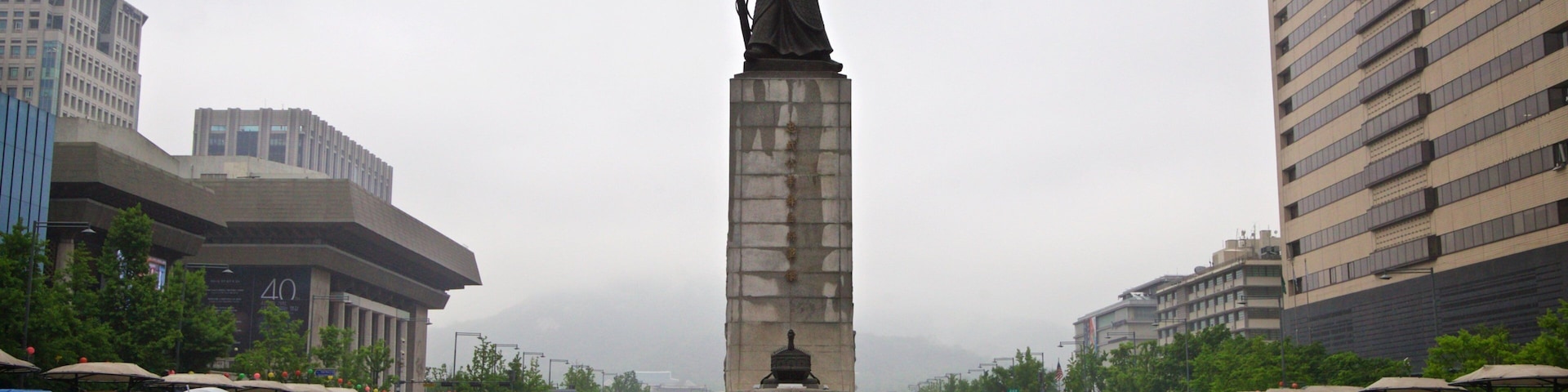 Admiral Yi Sun-Sin’s Statue showing a statue or sculpture and mist or fog