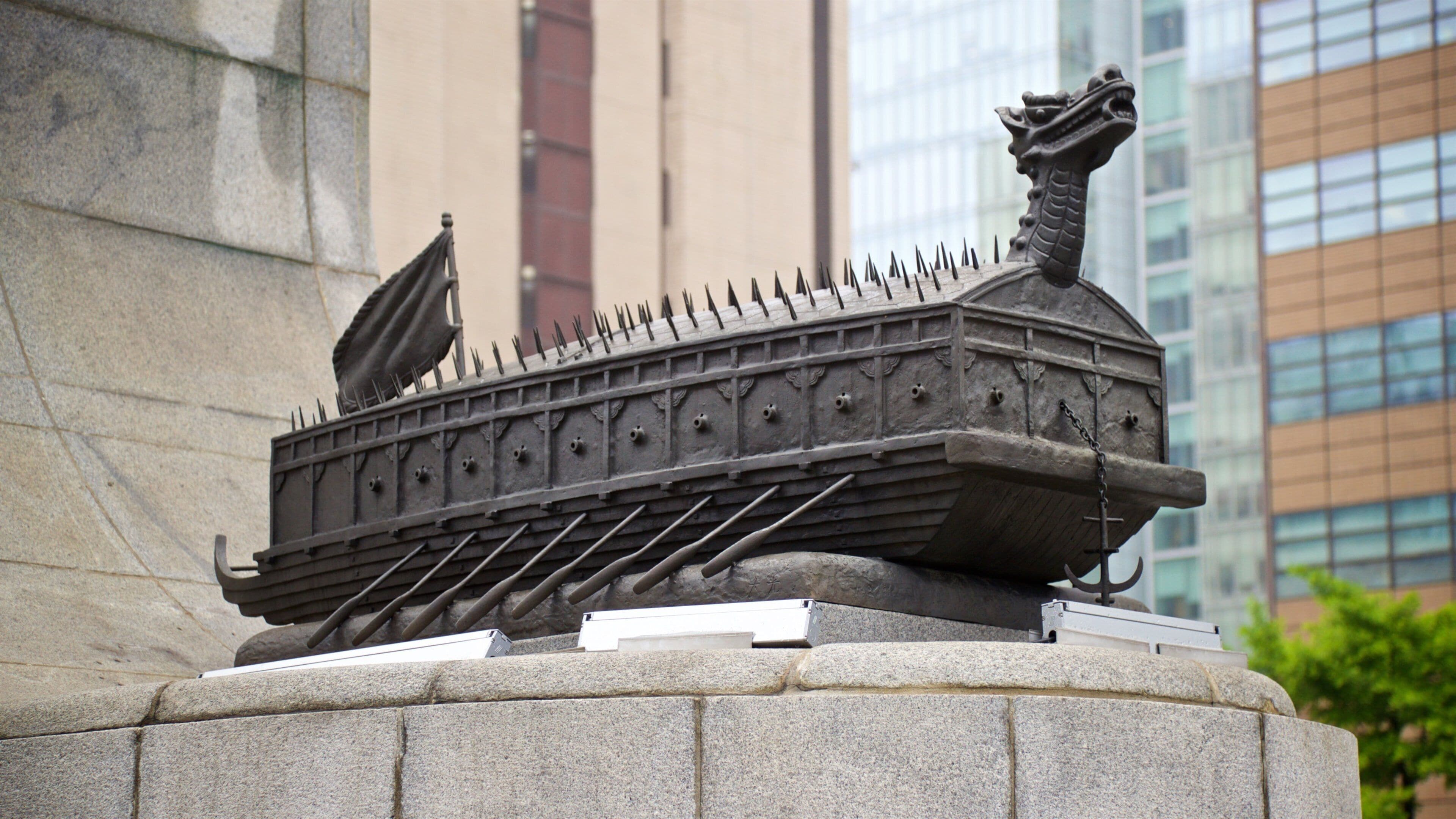 Admiral Yi Sun-Sin’s Statue featuring heritage elements